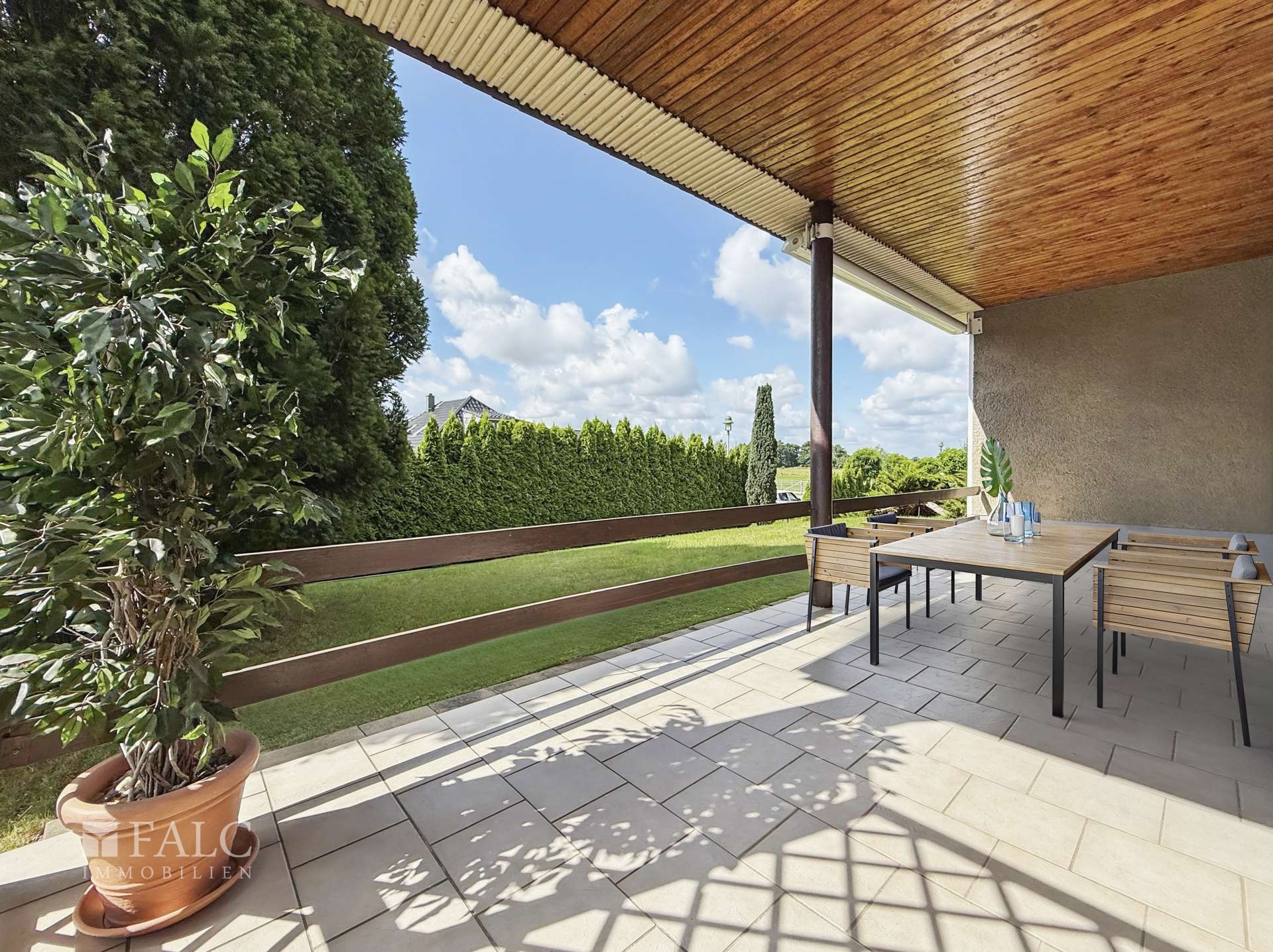 Terrasse mit elektrischer Markise (Einrichtung digital)